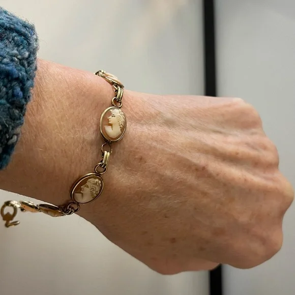 Vintage gold filled Cameo link bracelet - Picture 3 of 6
